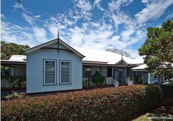 Traditional features create the style of a Queen slander